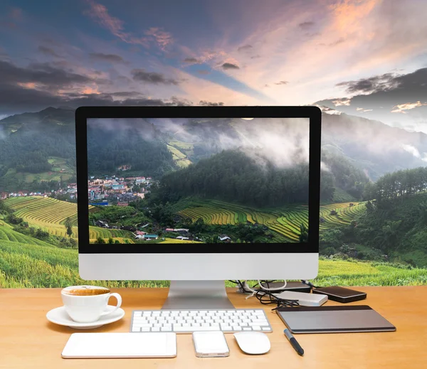 Imagen conceptual del espacio de trabajo con ordenador de sobremesa — Foto de Stock