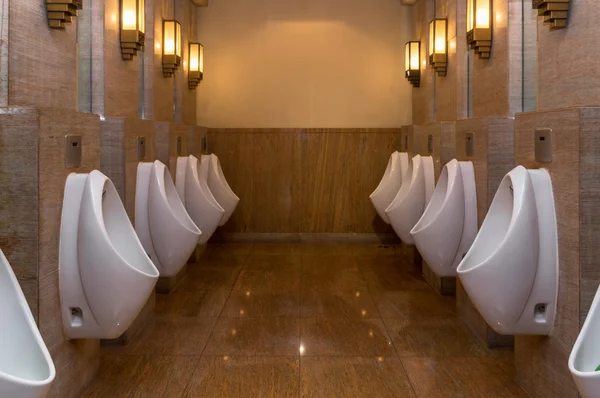 Rad av urinoarer i Mäns lyx toalett — Stockfoto