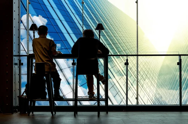 Silhouetten van mannen werkzaam bij Workplace — Stockfoto