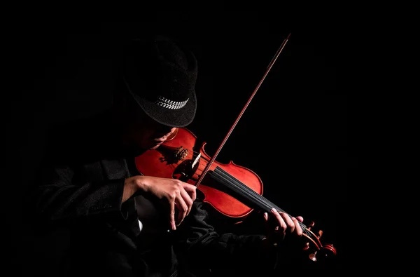 Violoniste en studio sombre — Photo