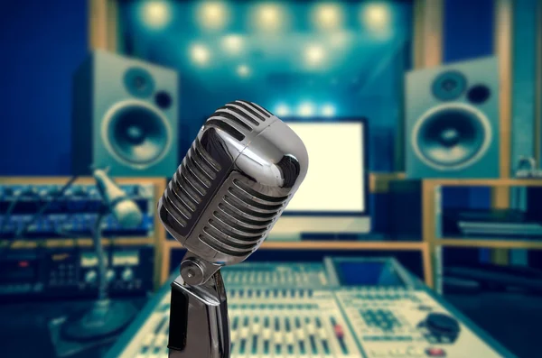 Ρετρό μικρόφωνο στο στούντιο μουσικής — Φωτογραφία Αρχείου