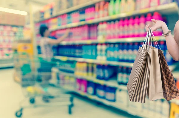 Sostiene bolsas de compras —  Fotos de Stock