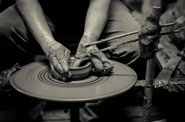 Mãos de oleiro criando jarro — Fotografia de Stock