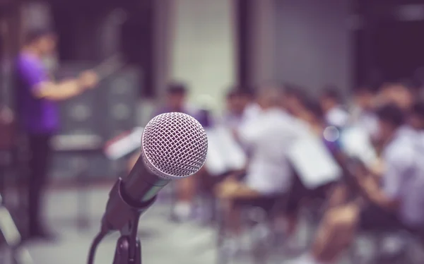 Microphone et groupe de musique classique — Photo