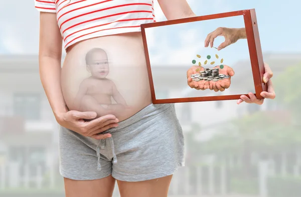 Schwangere mit glücklichem Baby — Stockfoto
