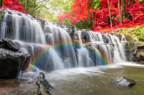 Hermosa cascada en el bosque en Tailandia — Foto de Stock