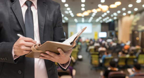 Uomo d'affari che utilizza tablet — Foto Stock