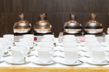 Satır beyaz Kahve kupaları ile daireler