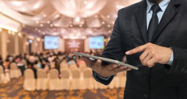 işadamı tablet kullanma