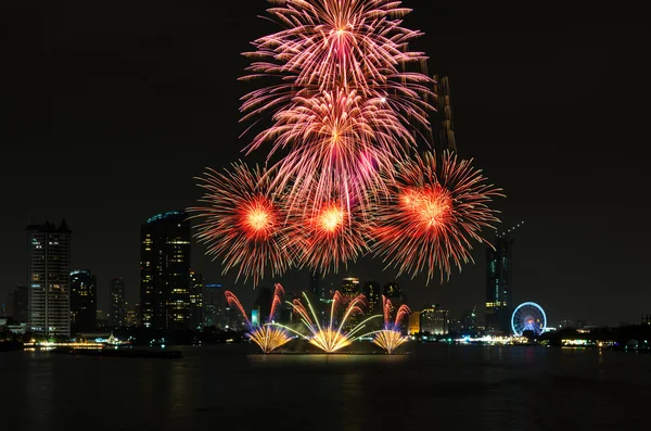Increíble celebración fuegos artificiales sobre Bangkok paisaje urbano —  Fotos de Stock