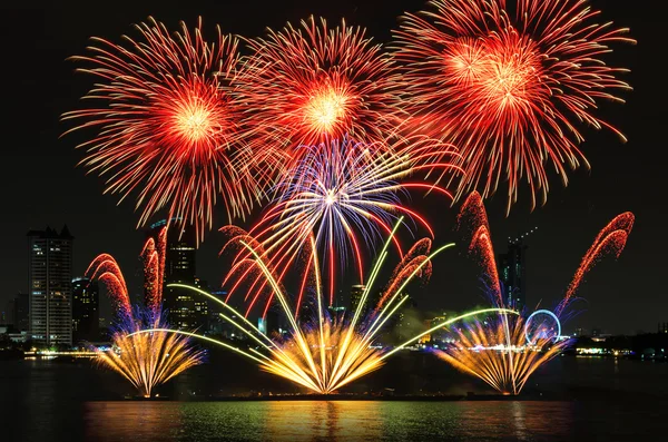 Fantastici fuochi d'artificio sul fiume con paesaggio urbano — Foto Stock