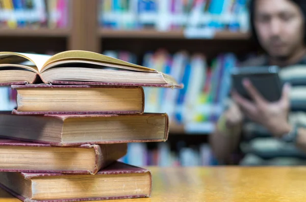 Libros antiguos en el escritorio en la biblioteca —  Fotos de Stock