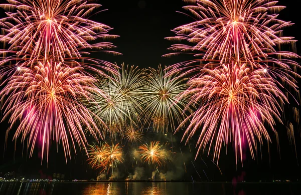 Celebración de fuegos artificiales multicolores —  Fotos de Stock