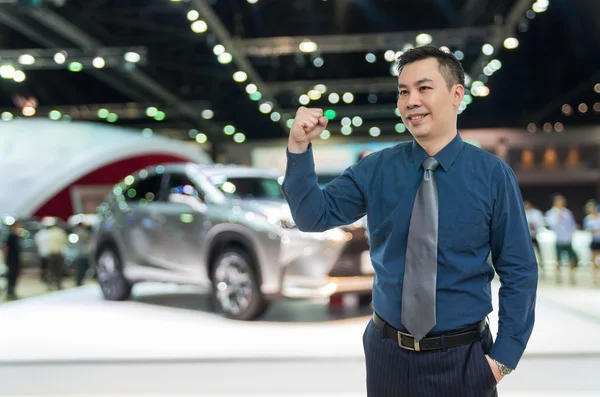 Vendedor de coches feliz en el espectáculo de automóviles —  Fotos de Stock