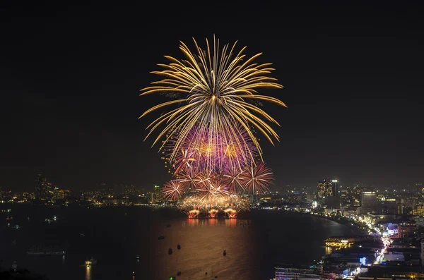 Meerkleurige vuurwerk-nachtbeeld — Stockfoto