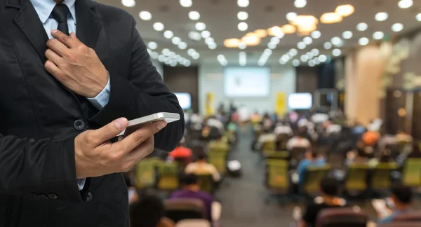 Hombre de negocios usando smartphone —  Fotos de Stock