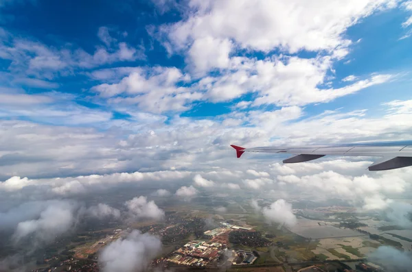 Nubes y cielo a través de la ventana de la aeronave — Foto de Stock