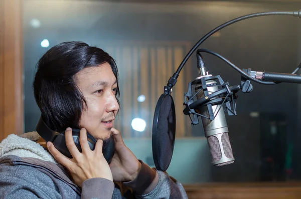 Joven cantante asiática canción de grabación —  Fotos de Stock