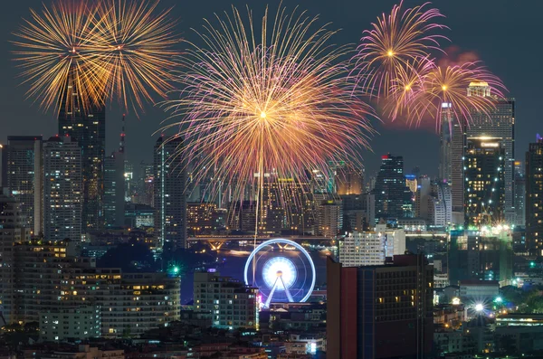 Bangkok vista sul fiume paesaggio urbano con fuochi d'artificio — Foto Stock