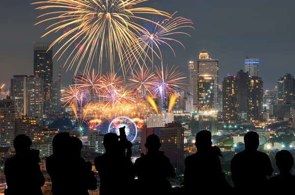 Sziluettek a riporterek ünnepi tűzijáték fényképezése — Stock Fotó