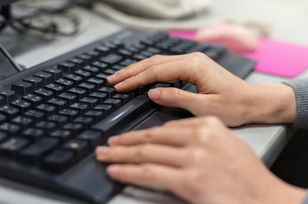 Nahaufnahme Hände drücken alte Tastatur — Stockfoto