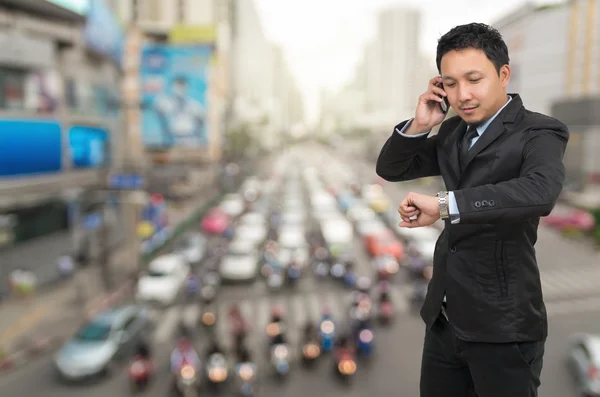 Jovem empresário falando no celular — Fotografia de Stock