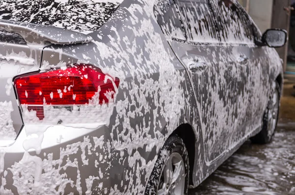 Limpieza de coches con espuma — Foto de Stock