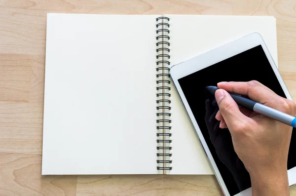 Escritura a mano por el ratón pluma en la tableta —  Fotos de Stock