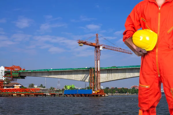 Asiatique ingénieur tenant jaune hardhat — Photo
