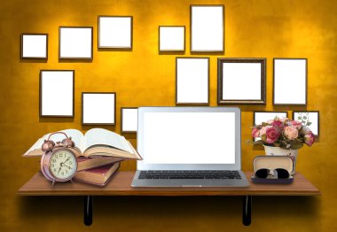 Bilgisayar laptop, kitaplar, çalar saat 