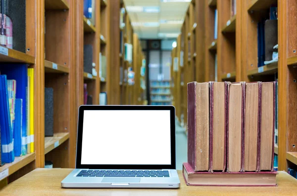 Computador portátil com livros antigos — Fotografia de Stock