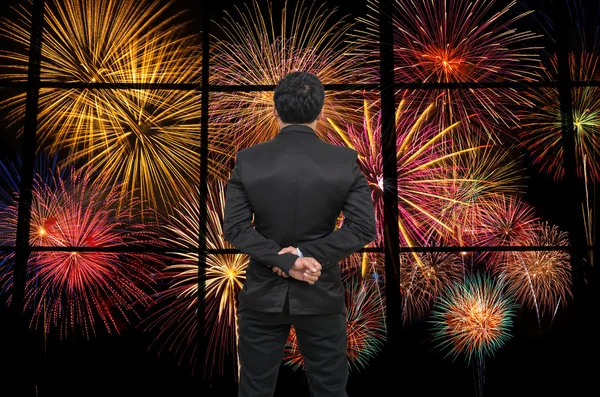 Üzletember keresi a fantasztikus tűzijátékok — Stock Fotó