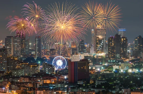 Bangkok paisaje urbano vista al río con fuegos artificiales —  Fotos de Stock