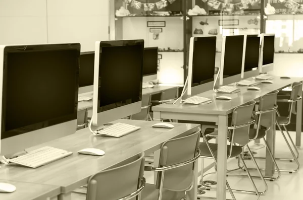 Linhas de computadores na sala de informática — Fotografia de Stock