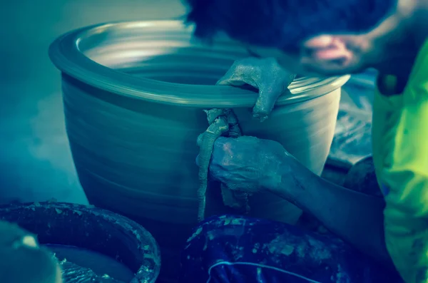 Potter creating earthen jar — Stock Photo, Image