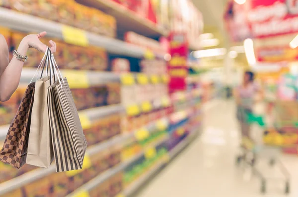 Sostiene bolsas de compras —  Fotos de Stock