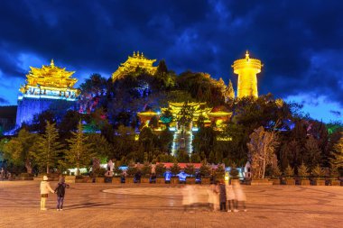 Alacakaranlık vakti Guishan Tapınağı Sahnesi, Şangri La, Yunnan, Çin. Turizm ve seyahat, Budist ve Tibet kültürü kavramı
