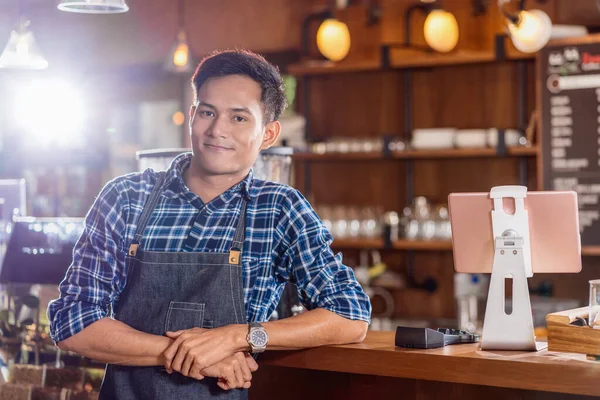 Portré Ázsiai Fiatal Kisvállalkozás Tulajdonosa Kávézó Előtt Pult Bár Vállalkozó — Stock Fotó