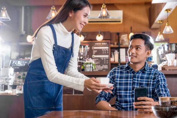 Barista Asiático Propietario Pequeña Empresa Sirviendo Una Taza Café Cliente — Foto de Stock