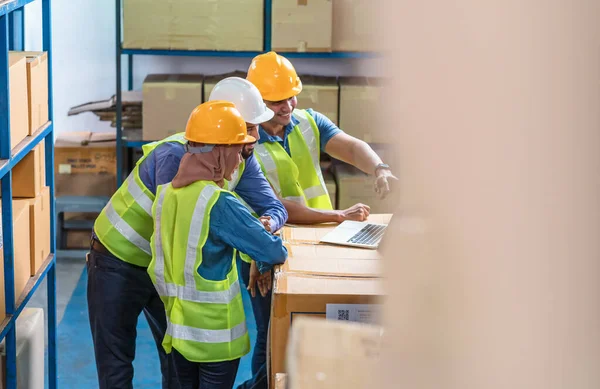 Close Gruppo Diversità Magazzino Lavoratore Incontro Brainstorming Insieme Nel Magazzino — Foto Stock