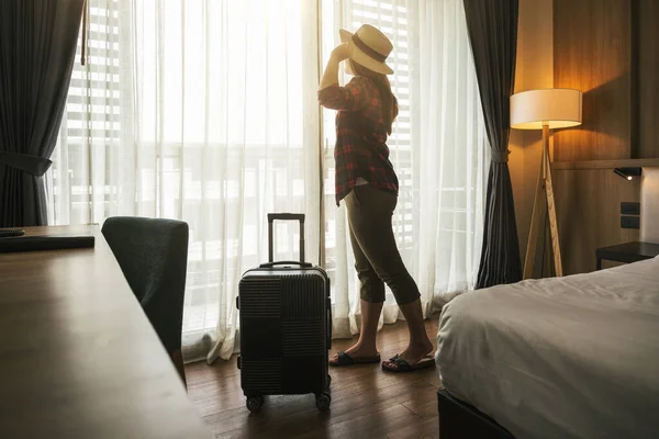 Felicidad Mujer Viajera Asiática Pie Con Equipaje Dormitorio Del Hotel — Foto de Stock