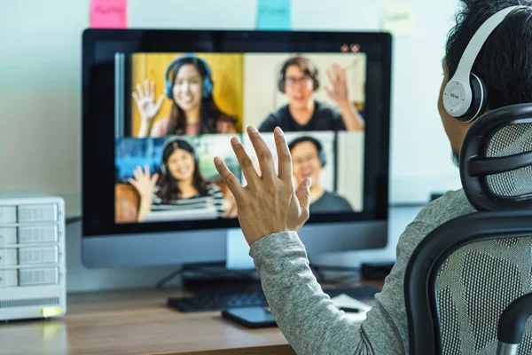 Rückansicht Asiatischer Geschäftsmann Grüßt Mit Teamkollegen Videokonferenz Bei Coronavirus Ausbruch — Stockfoto