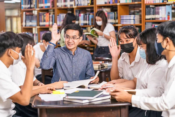 Азиатский Учитель Поднимает Руку Дает Урок Группы Студентов Колледжа Ответа — стоковое фото