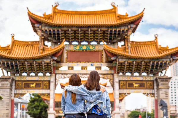 Atrás Lado Felicidad Asiática Mujeres Caminando Turismo Juntos Cuando Viajan — Foto de Stock