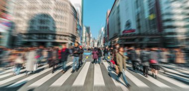 Tanımlanamayan Japon ve yabancı turist kalabalığı öğleden sonra Ginza bölgesinde yaya geçidinde yürüyor. İş ve insan bulanıklığı, yaşam tarzı ve boş zaman kavramı.