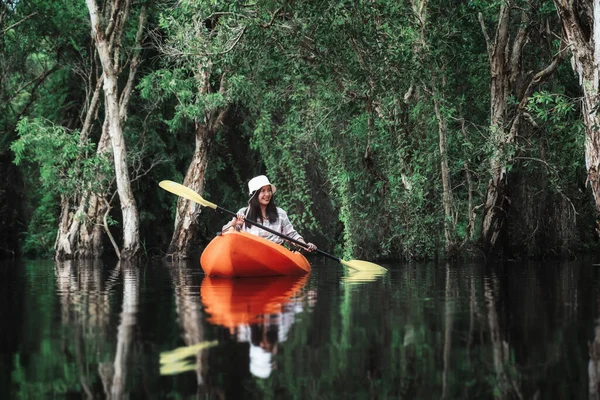 Mulher Viajante Asiático Caiaque Floresta Manguezal Jardim Botânico Tailândia Viagem — Fotografia de Stock