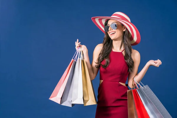 Jovem Mulher Asiática Feliz Vestindo Óculos Sol Carregando Sacos Compras — Fotografia de Stock