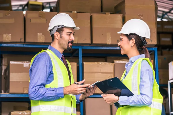 White Caucasian Manager Warehouse Working Discussing Asian Assistant Manager Woman — Fotografia de Stock