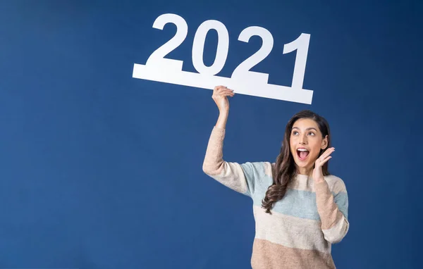 Happy Young Asian Woman Holding 2021 White Paper Banner Celebrate — Stock Photo, Image