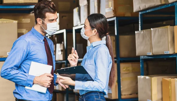 White Caucasian Manager Warehouse Working Discussing Asian Assistant Manager Woman — Foto Stock